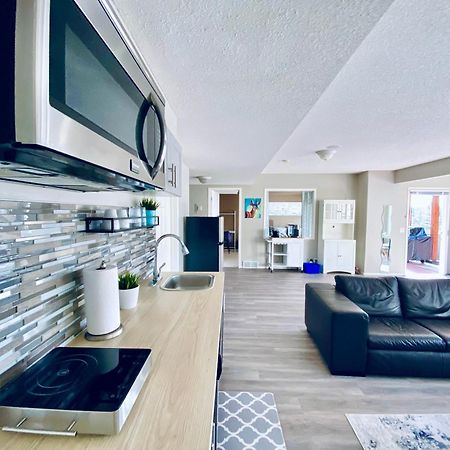 Private, Spacious, & Bright Home YYC Buitenkant foto
